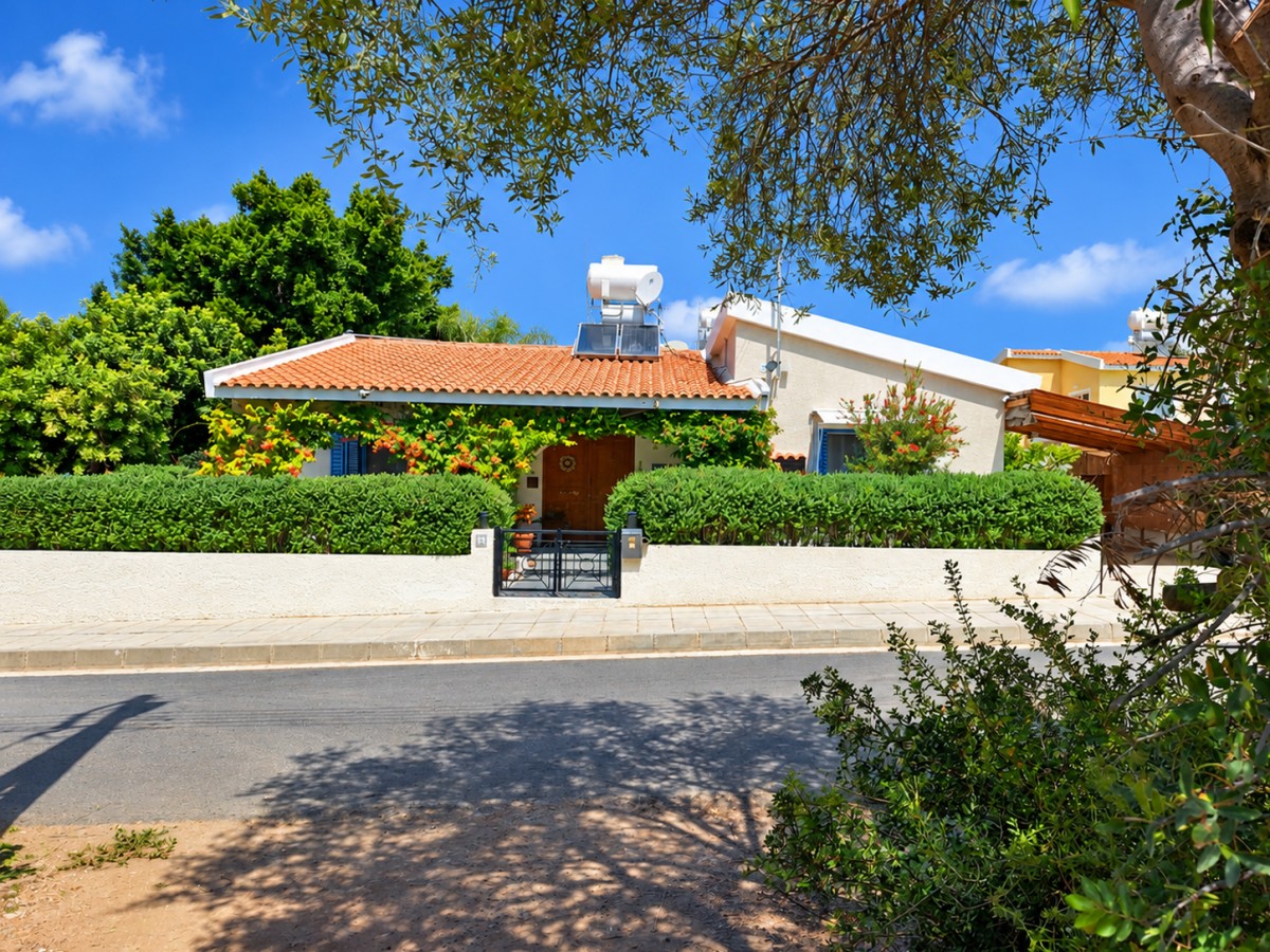 Kissonerga, Paphos Bungalow For Sale | DT5677